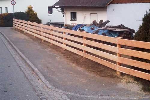 Zaun mit Holzlatten